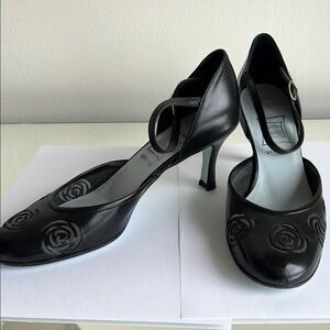 Elegant Black Heels with Floral Design